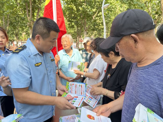 Leyu·乐鱼官网河北保定：高新区生态环境分局开展迎“七一”党员活动日环保宣传活(图2)